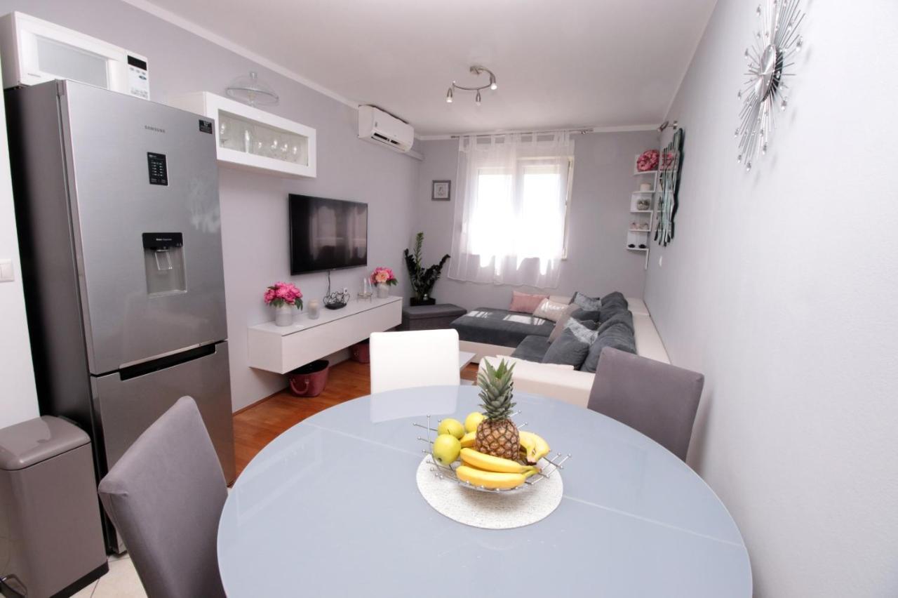 Apartman *Sanja* Omis Apartment Exterior foto