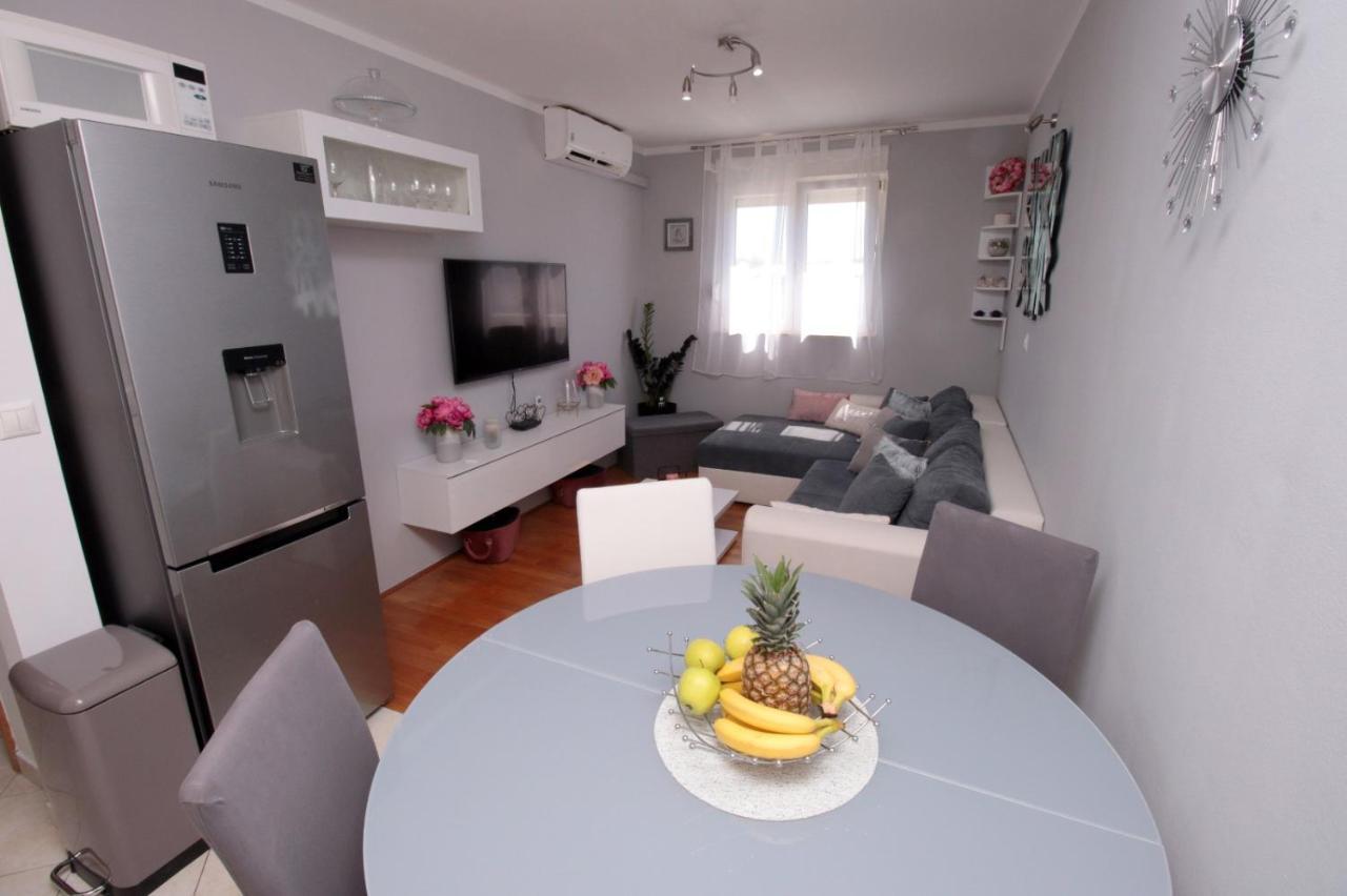 Apartman *Sanja* Omis Apartment Exterior foto